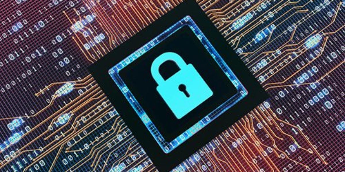 Cybersicherheit auf Hardware-Ebene – digitales Schloss-Symbol auf Mikrochip mit Binärcode und Leiterbahnen