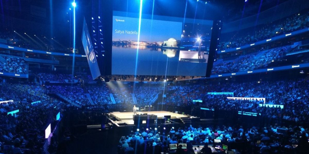 Microsoft Konferenz mit Satya Nadella auf grosser Bühne – vollbesetzte Arena bei Tech-Event