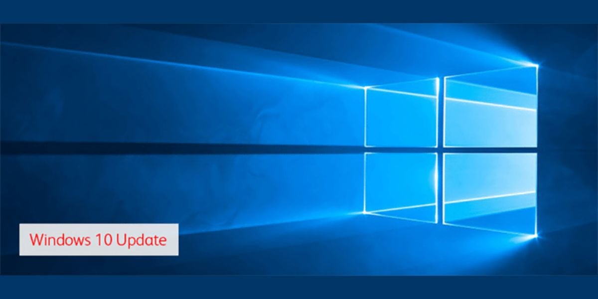 Windows 10 Update Bildschirm – leuchtendes Windows-Logo auf blauem Hintergrund mit Update-Hinweis