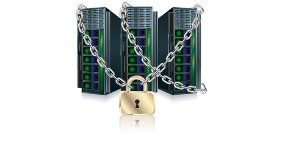 Datensicherheit im Rechenzentrum – Serverracks mit Kette und Vorhängeschloss als Symbol für Schutz und Zugriffskontrolle