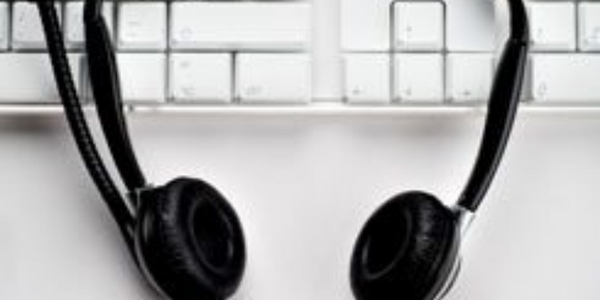 Ein Headset, das auf der Tastatur liegt.