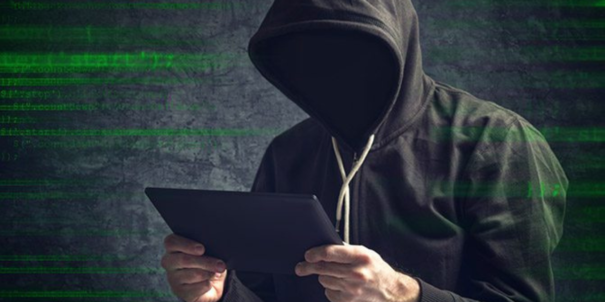 eine Person mit Kapuzenpulli und einem IPad in der Hand