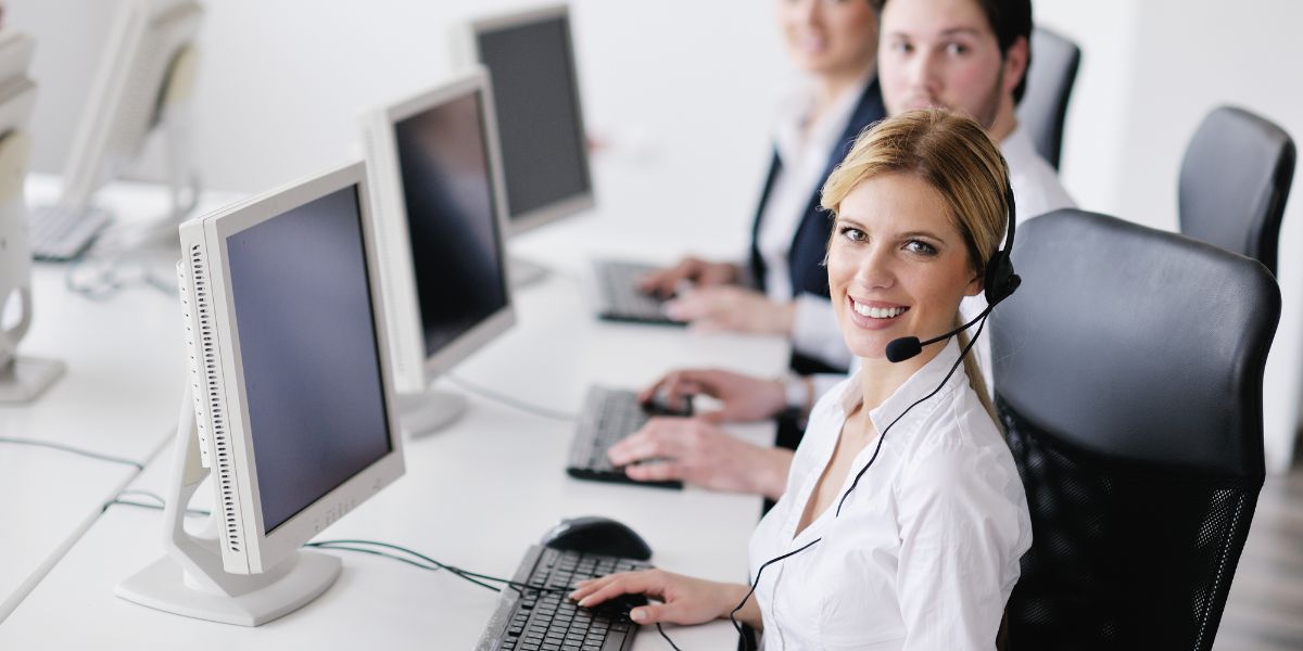 Frau beim Arbeiten im Büro