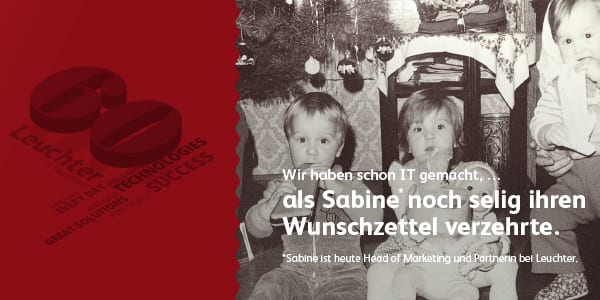 Sabine Haidan knabbert am Wunschzettel vor dem Weihnachtsbaum