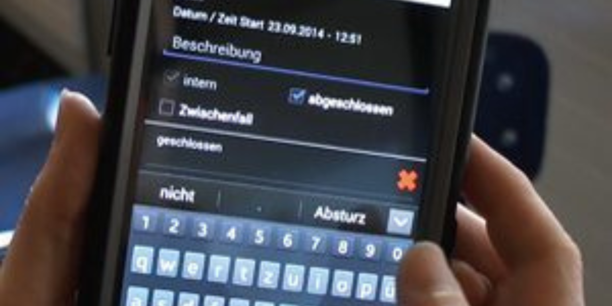 eine Hand mit einem Handy