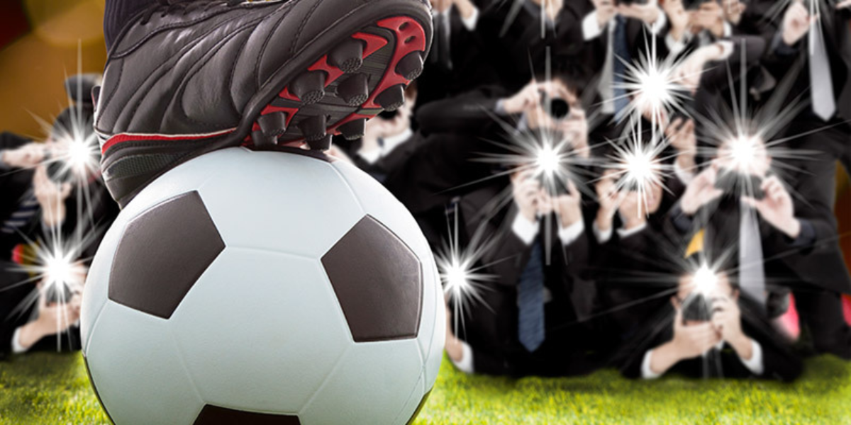 Fussballschuh stützt sich auf einem Fussball 